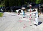 町道の現場調査を行う鳥取県職員の井上さん（右）＝５月、石川県志賀町梨谷小山（井上さん提供）