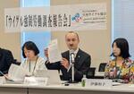 　記者会見する日本ウイグル協会のアフメット・レテプ会長（中央）＝１６日午前、東京都千代田区