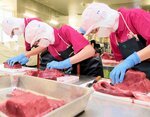 マグロを切り分ける生徒たち＝１４日、境港市竹内町の境港総合技術高