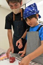 マグロを薄く切っていく親子＝８日、鳥取市湖山町東２丁目のサンマート湖山店