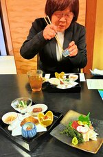 実習製品などを使った料理を味わう参加者