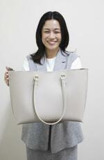 「お客さんの要望をできるだけ取り入れながらも、品質基準を満たすことが難しかったです」と話す青山商事の金石夢子さん＝２０２４年５月、東京都台東区