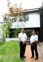 ペットと自由に遊べる中庭を完備した「別邸葵町」。ペットツーリズムの拡大を期す矢嶋社長（右）と空き家の増加に危機感を抱く井戸垣社長の思いが結実した＝１１日、倉吉市堺町１丁目の別邸葵町