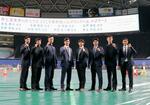 　バンテリンドームを見学し、ポーズをとる金丸（左から４人目）、吉田（同５人目）ら中日の新入団選手＝１６日