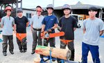 後輩と共に技術の習得に取り組む古谷さん（右から２人目）と向井さん（同３人目）