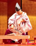 作法に従って包丁さばきを披露する西村さん