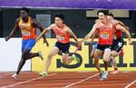 　男子４００メートルリレー予選で鵜沢（手前右）からバトンを受けて走り出す井上（中央）＝広州（ロイター＝共同）