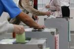 　衆院選で票を投じる有権者＝１０月、東京都新宿区