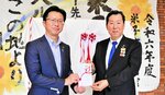 目録を手にする中津尾会長（右）と伊木市長