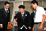 岩美高生徒から教わったけん玉に挑戦する中国吉林省の高校生（中央）