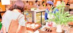 鳥取県産果物を使ったスイーツを品定めする来店者