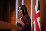 　発言する英国のマフムード法相＝１４日、ロンドン（Ｙｕｉ　Ｍｏｋ／ＰＡ通信提供、ＡＰ＝共同）