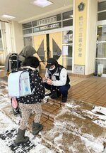 石川県珠洲市の学校で活動するＥＡＲＴＨのメンバー＝１月（兵庫県教育委員会提供）
