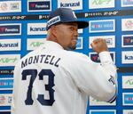　支配下登録され、背番号７３を披露する西武・モンテル＝７日、ベルーナドーム