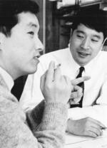 　撮影年月日場所不明　　永井一正さん（右）と田中一光さん