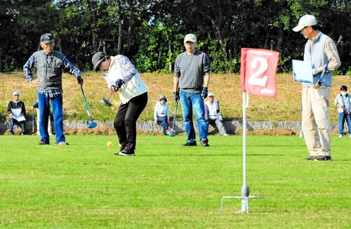 和気あいあいとプレーする参加者＝２４日、境港市夕日ケ丘１丁目の市民スポーツ広場
