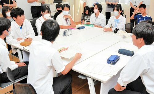 安心安全で楽しい学校づくりに向けて話し合う生徒ら