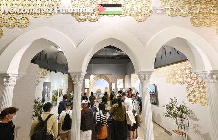 　届いた展示品が公開されたパレスチナのブース＝２４日午後、大阪市此花区の夢洲