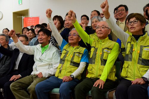 大会の成功を誓う実行委員会メンバー＝３１日、ＪＲ倉吉駅構内のエキパル倉吉