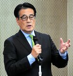 政治と金の問題を厳しく指摘する岡田幹事長＝３日、松江市殿町のサンラポーむらくも