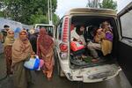 　９日、インドのジャム・カシミールで、避難するため車両に乗る住民ら（ゲッティ＝共同）