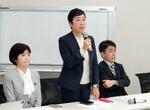 　立憲民主党の会合であいさつする辻元代表代行（中央）＝８日午後、国会