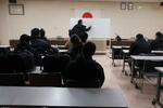 　非正規滞在者摘発前に打ち合わせする群馬県警の捜査員と入管職員＝２０２５年２月、群馬県桐生市