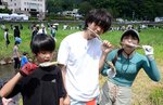 取れたてのニジマスを味わう来場者＝３０日、三朝町の三朝温泉