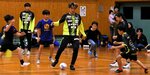 ガイナーレ鳥取の選手からボールを奪おうとする子どもたち