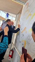 　大阪・関西万博会場を訪れ、チェコ館の壁に「オバケのＱ太郎」の絵を描く石破首相＝５日（首相のＸから）