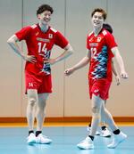 　笑顔を見せるバレーボール男子日本代表の石川祐希（左）と高橋藍＝東京都北区の味の素ナショナルトレーニングセンター
