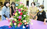 多彩な色や形のバラを出展した会員ら