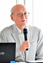 地域の魅力を伝えるためのガイドのこつや心構えを語る桜井会長＝４日、倉吉市駄経寺町２丁目の鳥取県立美術館