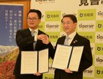 台湾チャーター便の成功と定期便化への連携強化に向け握手を交わす陳会長（左）と平井知事＝１２日、知事公邸