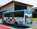 お披露目されたラッピングバス＝２３日、岩美町浦富の町中央公民館