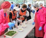 【あったまる】肌寒かった大会当日、熱々のいわし団子汁のおもてなしが人気を集めた