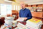 開店に向け準備を進める高木さん＝鳥取市元町、定有堂ビル