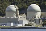 　関西電力高浜原発の３号機（左）と４号機＝２０２０年８月、福井県高浜町