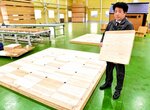 国産スギ材のパネルを組み合わせて使用する「モクユカ」＝南部町法勝寺のミヨシ産業ＣＬＴプレカット工場