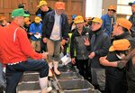 【かけ声響く】目当てのカニを次々と競り落とす仲買人ら（鳥取県漁協賀露支所）