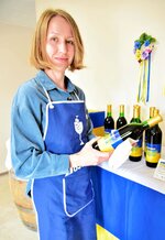 「何かをしていないとウクライナのことばかり考えてしまう」と家業のワイン醸造所で働くマリーナさん＝１６日、北栄町松神