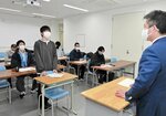 竹口町長（右）に町の施策について質問する学生＝１７日、米子市彦名町の米子高専
