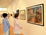 イカ墨顔料で描いた絵画が並ぶ会場