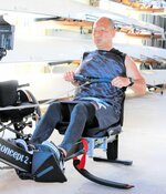腕や背中の筋力トレーニングに励む森卓也＝米子市艇庫