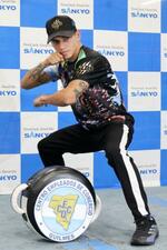 　ポーズをとるＷＢＡスーパーフライ級王者のフェルナンド・マルティネス＝７日、東京都内