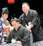 断髪式で宮城野親方にねぎらわれる元幕内石浦の間垣親方＝１日、東京・両国国技館（代表撮影）