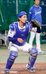 　守備練習する中日・石伊＝バンテリンドーム