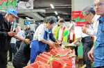 市場関係者に振る舞われた鳥取すいか＝７日、大阪市福島区の市中央卸売市場本場