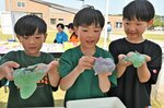 スライムを使って海を表現する子どもたち＝２６日、鳥取市賀露町西３丁目のとっとり賀露かにっこ館