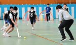 初めてのミニゲームでホッケーを楽しむ生徒ら＝１６日、鳥取市用瀬町別府の千代南中